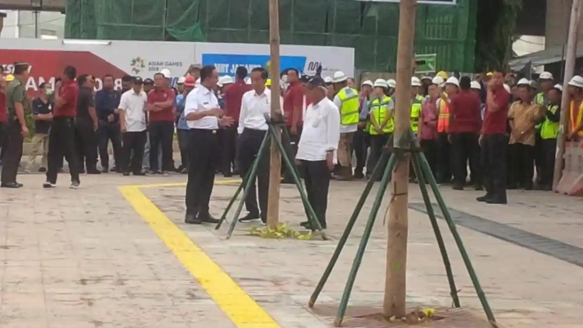 Tinjau Pedestrian di Jalan Sudirman, Jokowi Berjalan Kaki Ditemani Anies