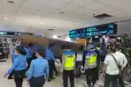 Petugas-mengevakuasi-mayat-perempuan-ditemukan-di-bawah-lift-bandara-Kualanamu.jpg