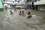 Sejumlah-anak-anak-bermain-air-saat-banjir-menggenangi.jpg
