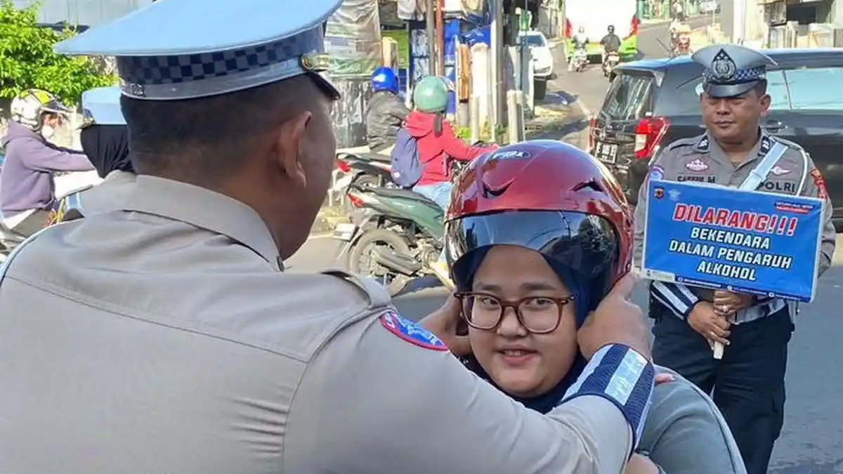 Operasi Keselamatan di Kuningan, Polisi Bagikan Helm Kepada Pengendara