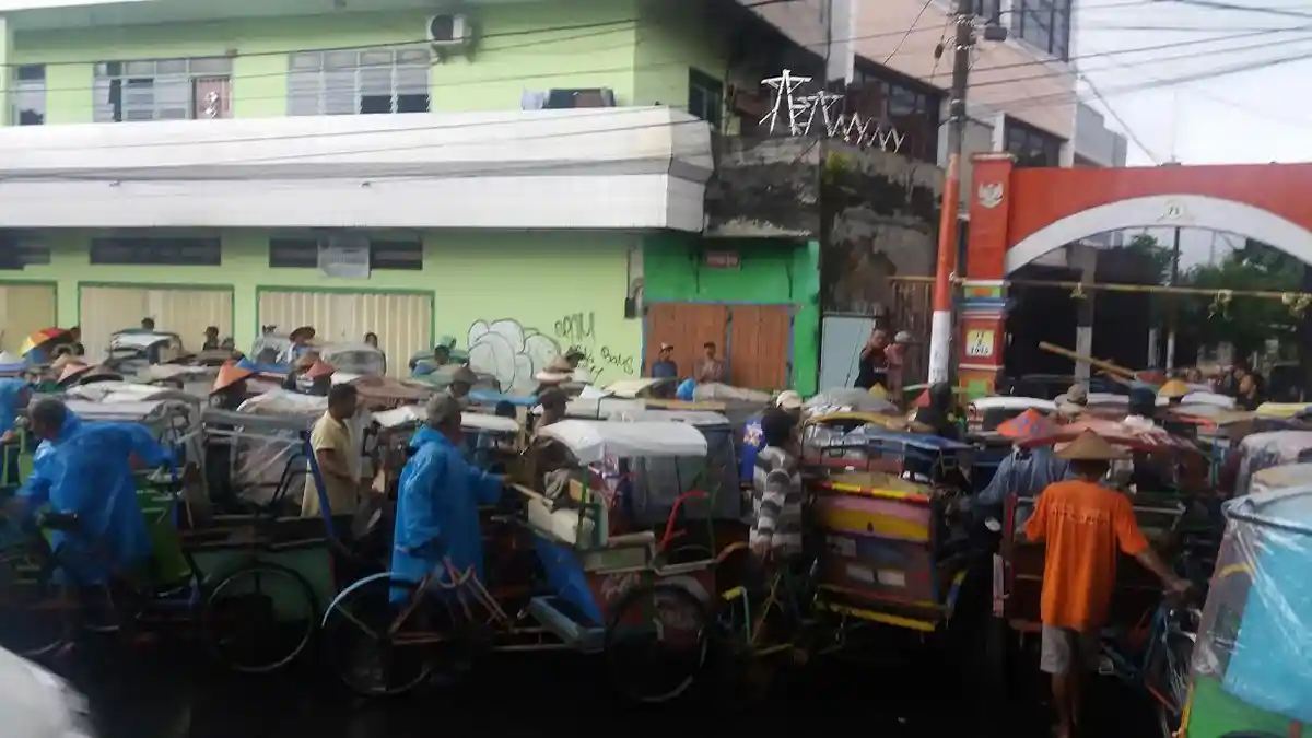 Diguyur Hujan Deras, Tukang Becak Rela Mengantre Zakat dari Haji Ambo Rukka