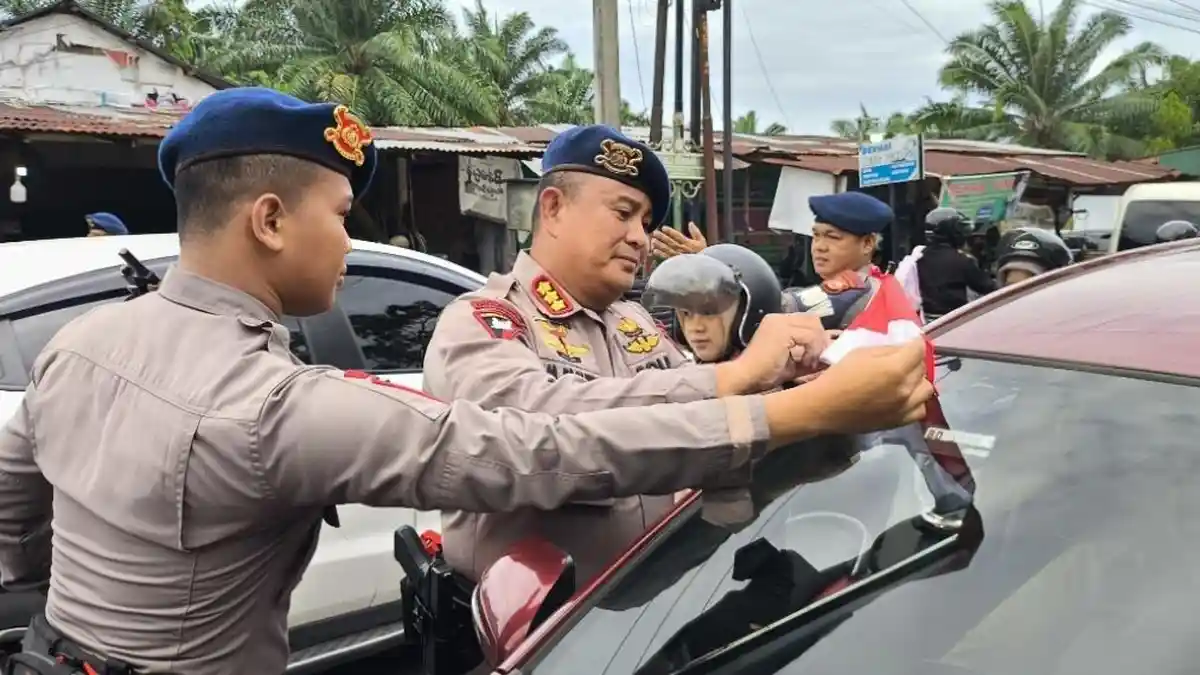 Viral Bendera One Piece, Brimob Polda Bengkulu Tanggapi dengan Bagi-bagi  Ribuan Merah Putih