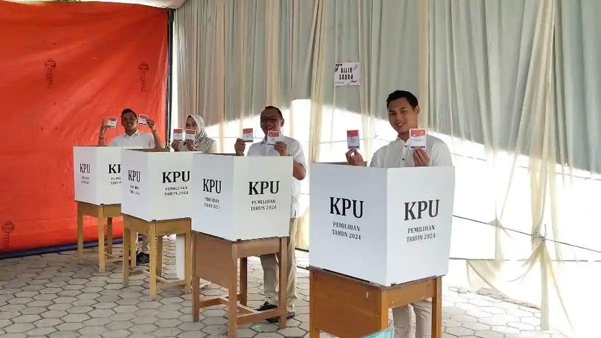 Helldy Agustian Nyoblos di TPS 05, Ajak Istri, Anak dan Menantu