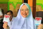 Farida-Hidayati-saat-mencoblos-di-TPS-14-Rabu-27112024-pagi.jpg