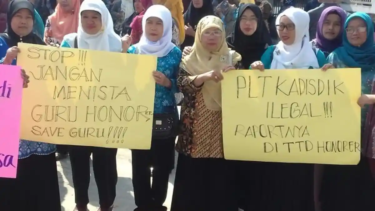 Guru Honorer di Garut Berencana Mogok Mengajar Mulai Besok