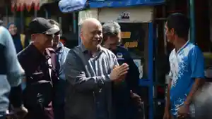 Ilham-Akbar-Habibie-blusukan-ke-Pasar-Mandalagiri.jpg