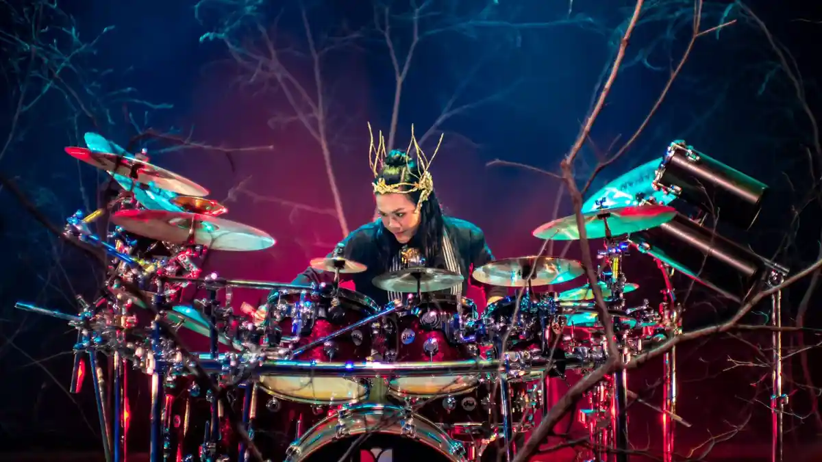 Ini Sosok Bunga Bangsa, Drummer Perempuan yang Memadukan Musik Metal dan Tradisional