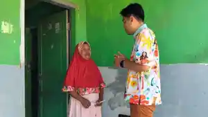 Suhendrik-saat-menyapa-warga-di-Blok-Kayuwalang-Cirebon.jpg
