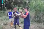 Evakuasi-kemunculan-seekor-ular-python-berukuran-besar-di-Kediri-Minggu-2452026-sore.jpg