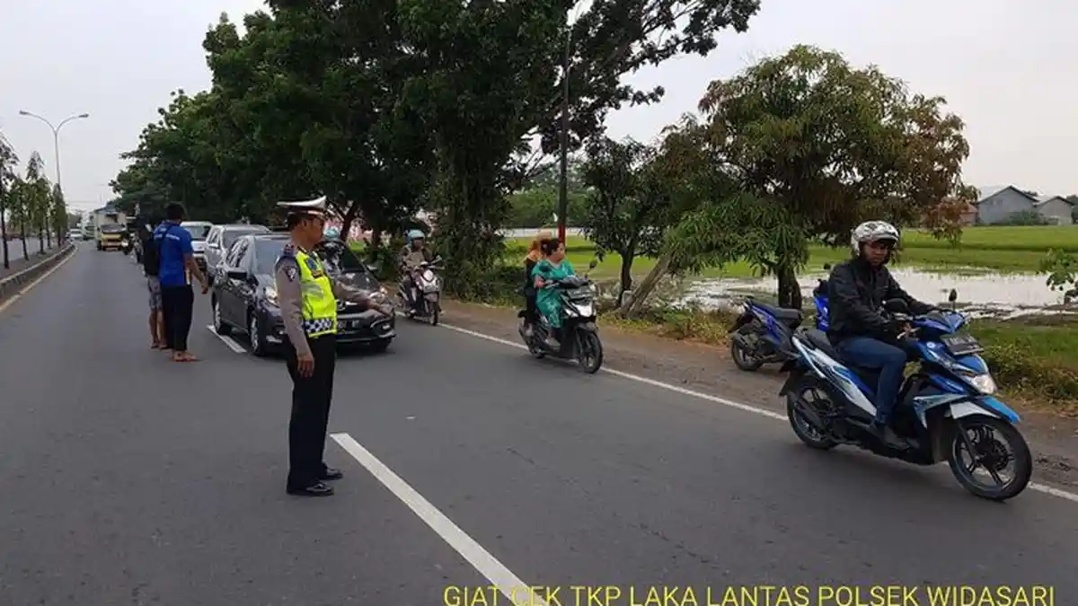 Ngantuk, Pemotor Oleng Tabrak Tiang Listrik, Terjatuh dan Tewas Terlindas Truk Gandeng di Indramayu