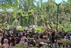 Ribuan Wisatawan Padati Ragunan di Libur Lebaran, Aditya Tetap Ajak Anak Meski Cuaca Panas
