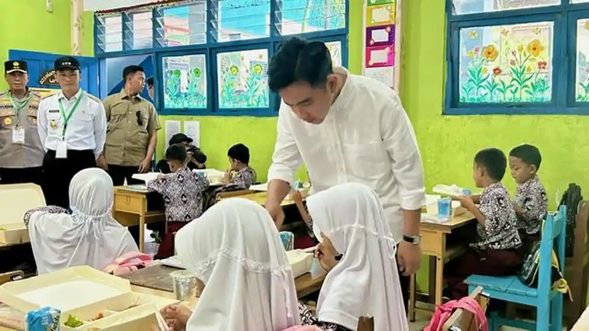 Satu Kalimat Gibran saat Bagi-bagi Makan Siang Gratis di Maros, Jam Dinding Ruang Kelas Jadi Pemicu