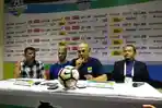 caretaker-persib-herrie-setyawan-bersama-raphael-maitimo-dan-manajer-umuh-muchtar_20170821_062641.jpg