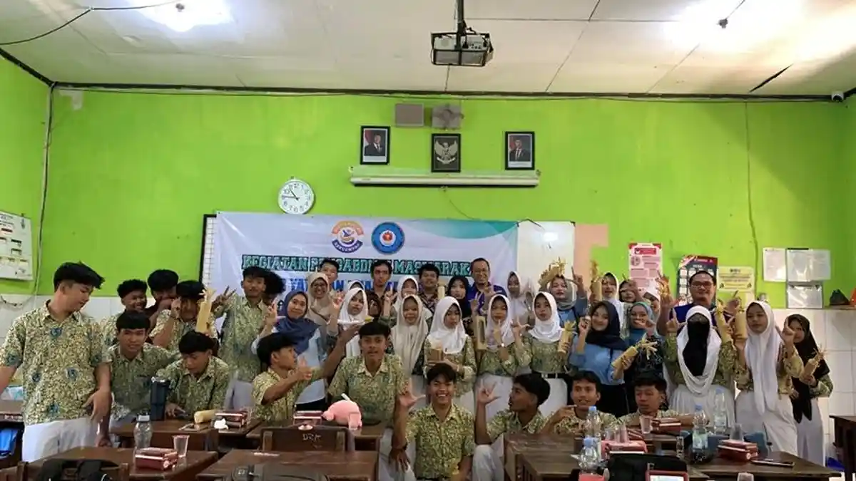 Воспитанники школы Semarang научились создавать бальзам для губ из кожуры красного дракона