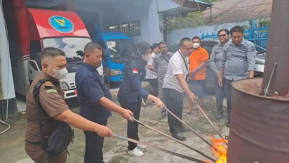 Perangi Narkoba, BNN Papua Musnahkan 5 Kg Ganja