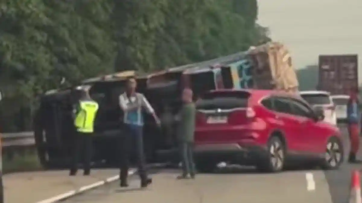 Alami Pecah Ban, Truk Engkel Terguling Timpa Honda CRV di Tol Jagorawi Bogor