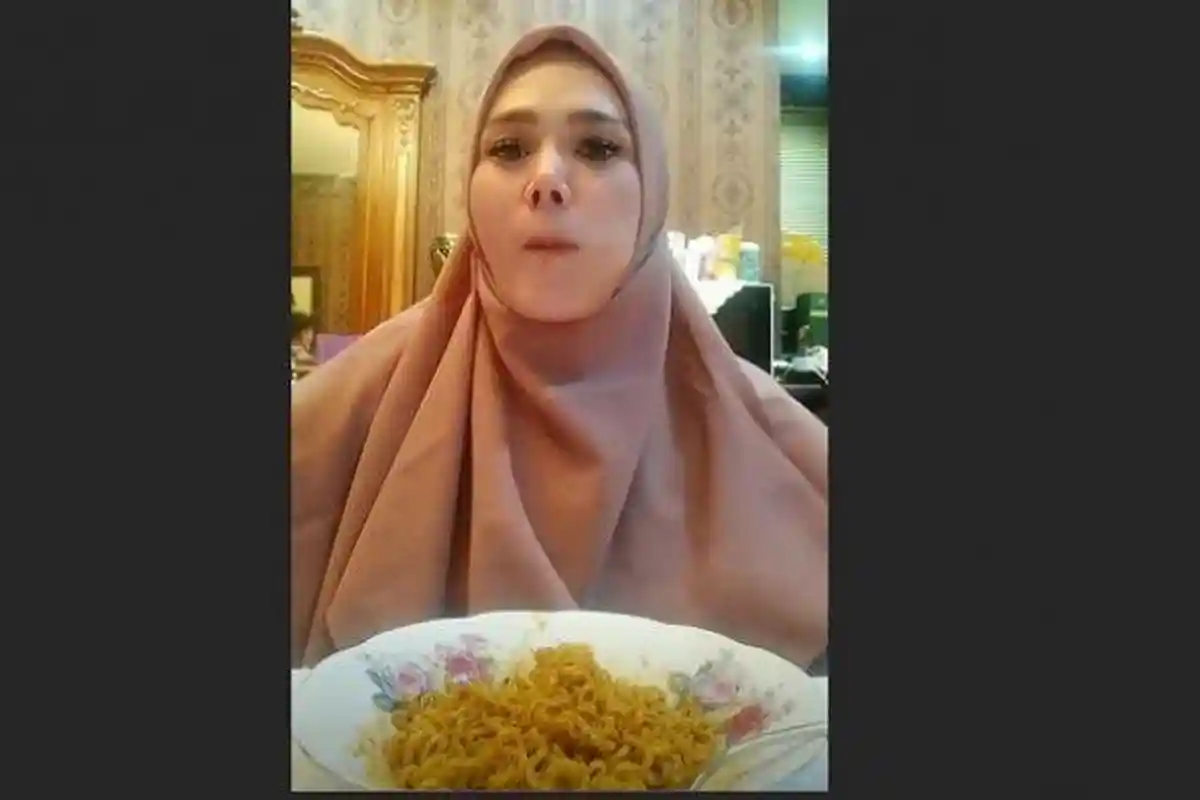 Mulan Jameela,Isteri Ahmad Dhani Kembali Jadi Sorotan,Kali ini Soal Piring Makan Mie,Lihat Motifnya!