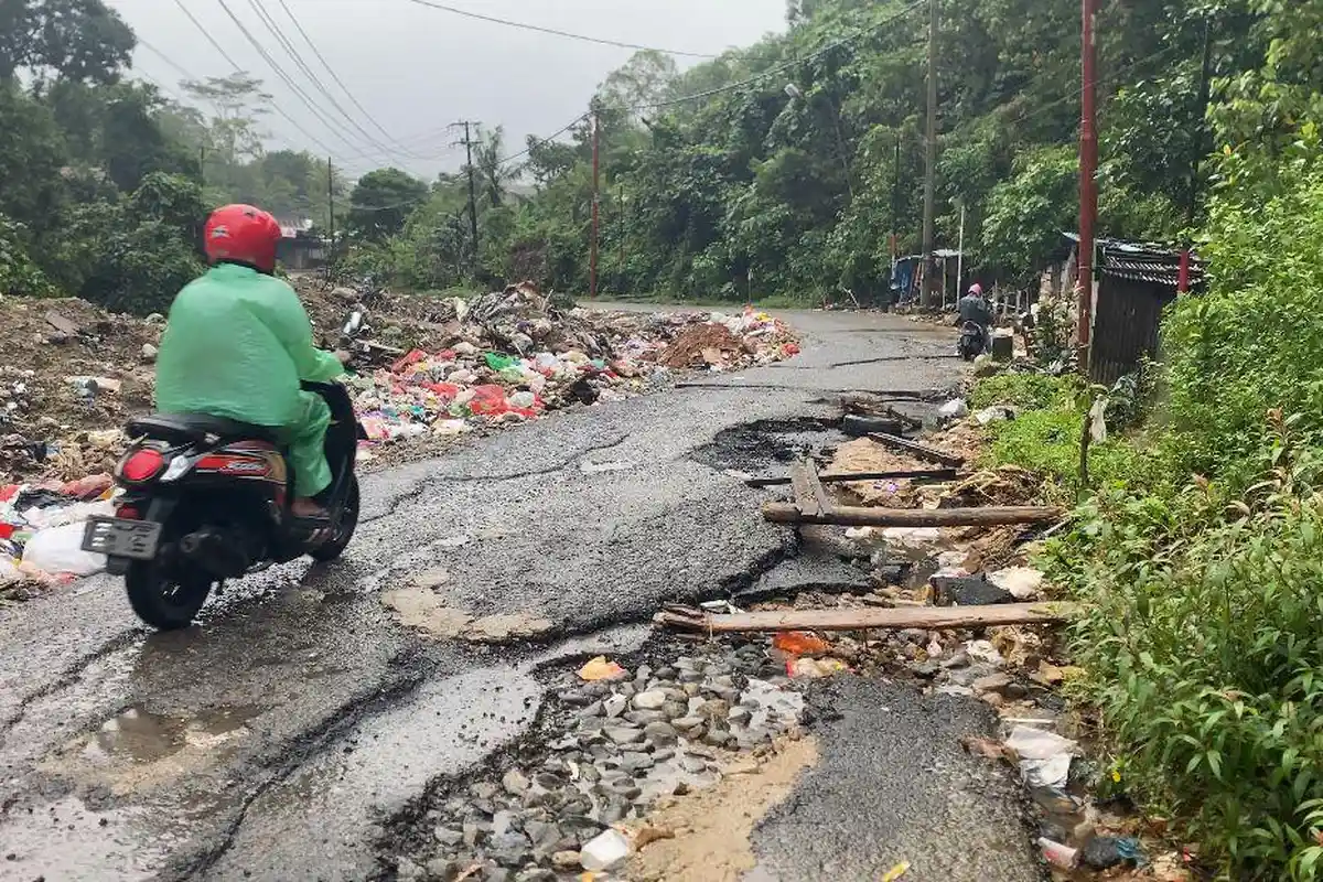 Miris! Sudah Penuh Sampah, Kawasan TPS Ahuru Ambon Diperparah dengan Kondisi Jalan Rusak