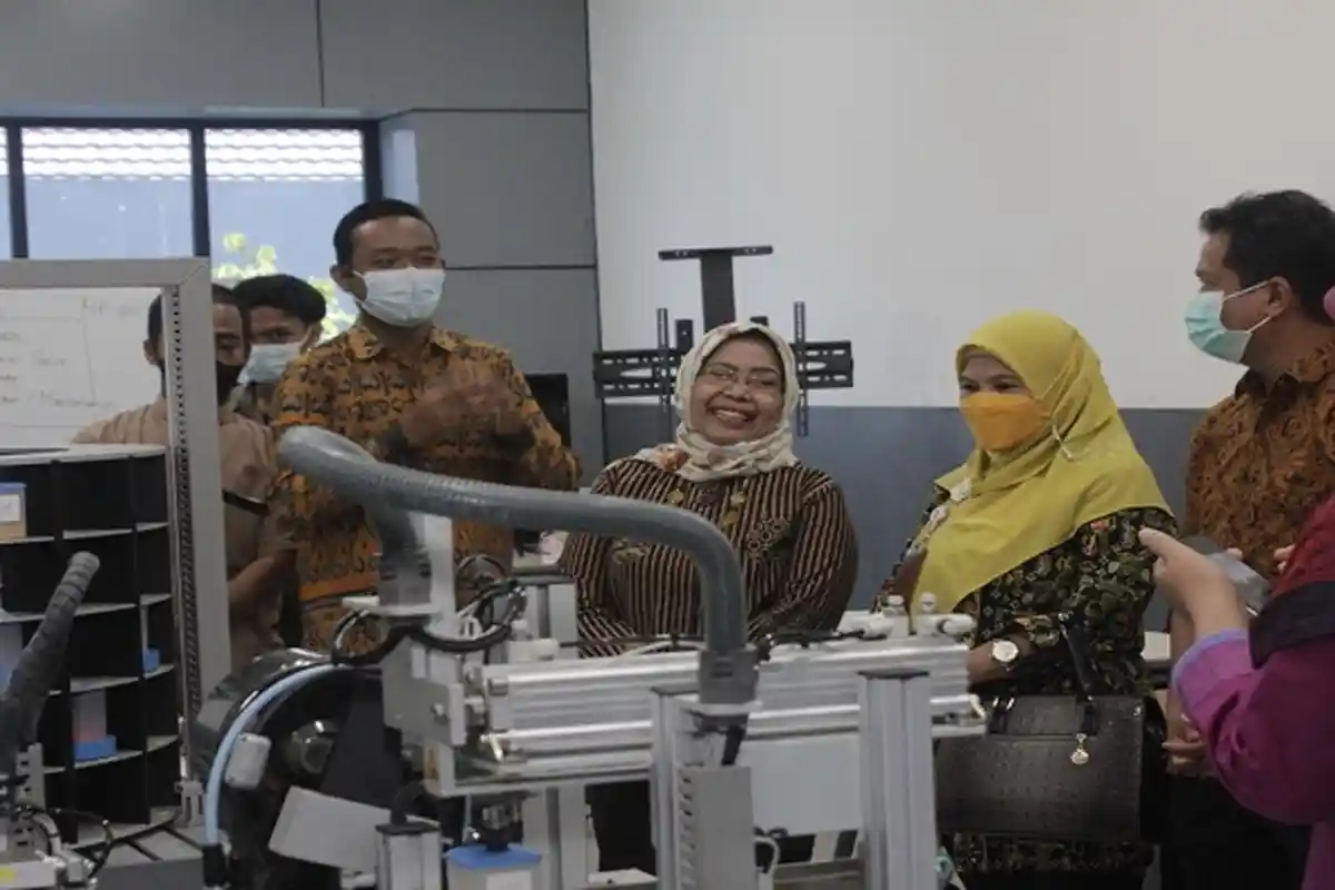 Studi Tiru Inovasi 4.0 SMTI Pontianak oleh SMK SMTI Bandar Lampung dan Padang