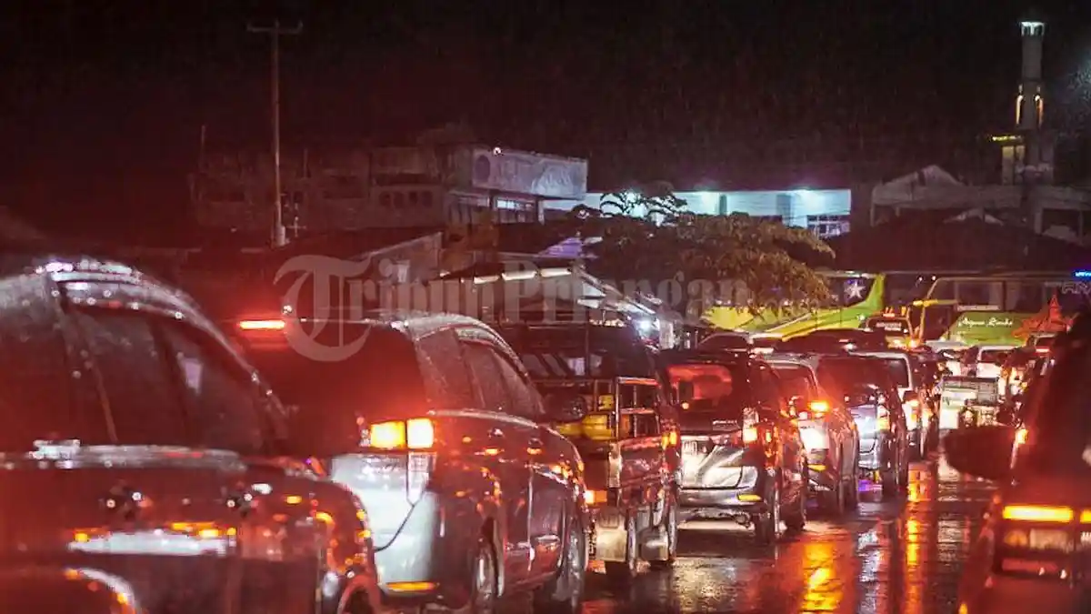 Arus Balik Tasikmalaya-Garut via Singaparna Macet Parah, Pengalihan Arus & Longsor Penyebabnya