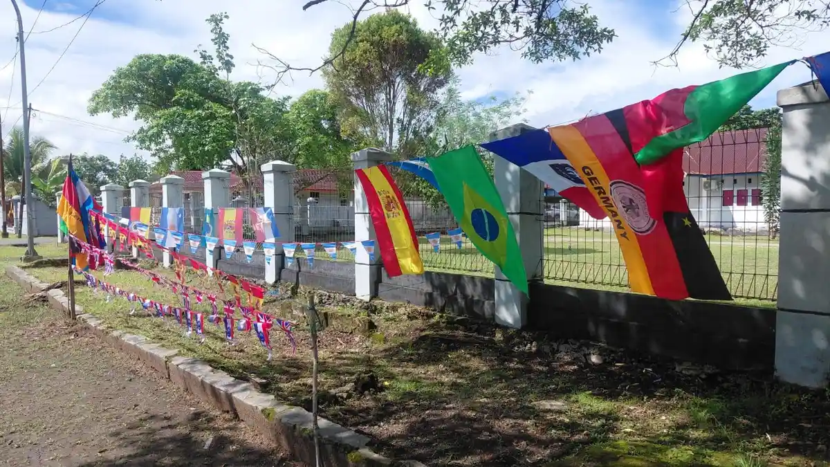 Fanatisme Bola di Papua Jadi Ladang Uang Pedagang Atribut Piala Dunia