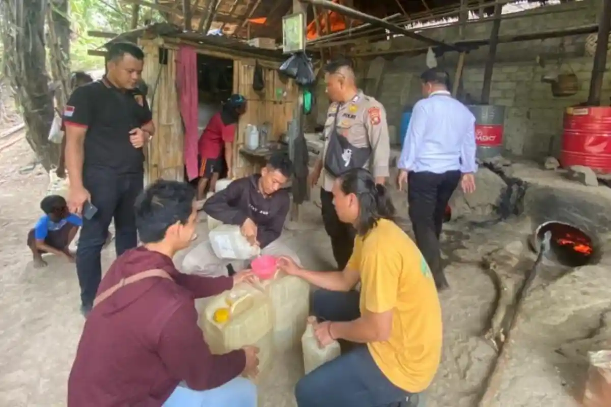 BREAKING NEWS Polisi Gorontalo Bongkar Tempat Pembuatan Cap Tikus di Desa Milangodaa Pohuwato