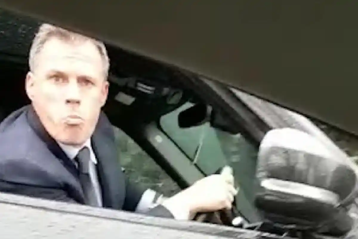 Tak Terima Diejek, Jamie Carragher Ludahi Fans Manchester United usai Liverpool Kalah