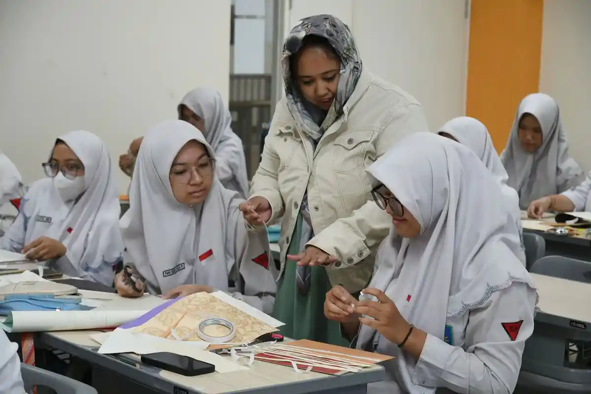 Kunci Jawaban LKS Bahasa Indonesia Kelas 11 SMA Halaman 55: Jenis Tokoh Berdasarkan Peranannya