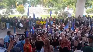Mediasi-Ketiga-Sengketa-Pesangon-Buntu-Ratusan-Buruh-PT-MTG-Datangi-Gedung-Dewan-Sleman.jpg