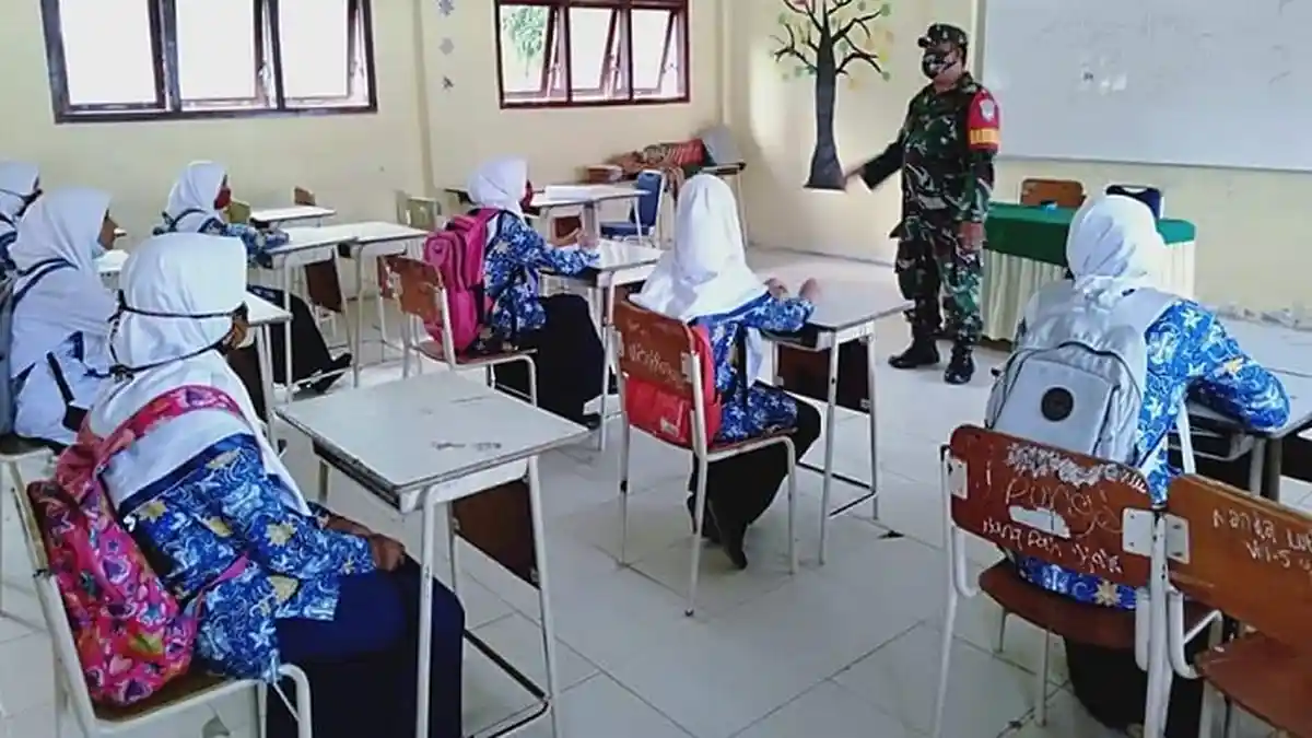 Babinsa Sosialisasikan Wawasan Kebangsaan di SMPN Peukan Bada