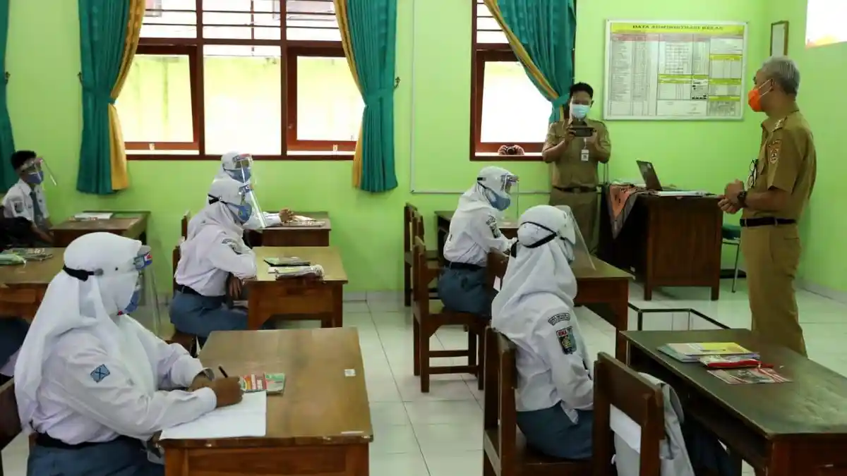 Ganjar Tegur Guru yang Pinjamkan Handphone ke Siswa