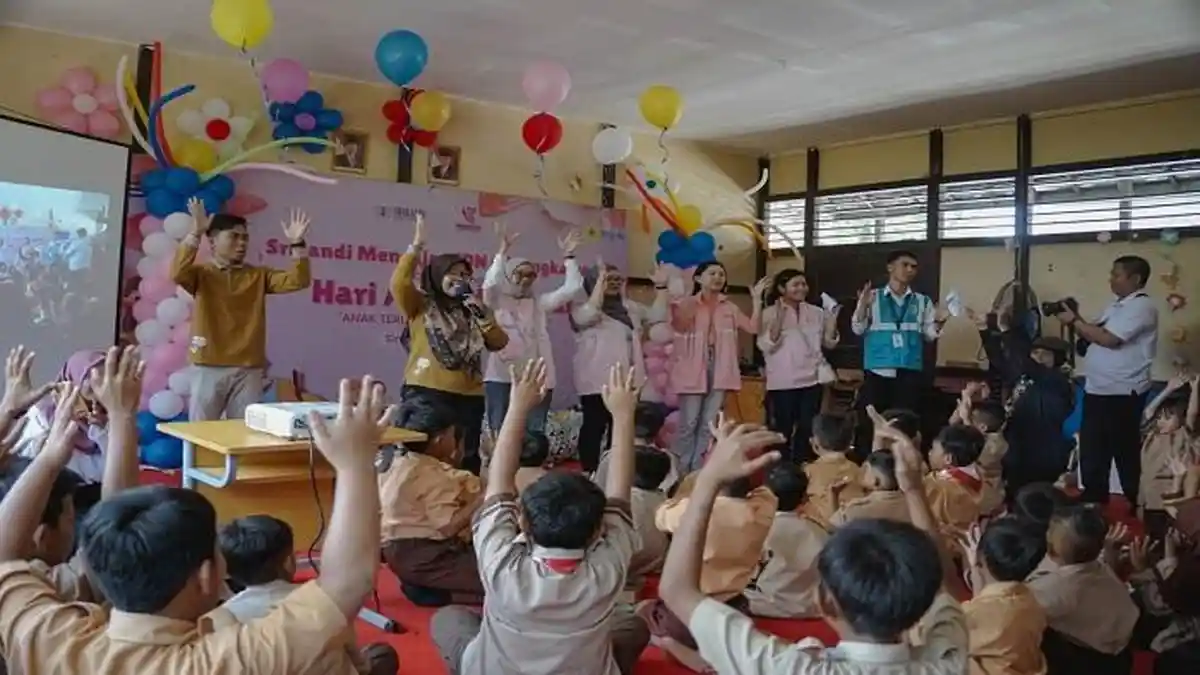 Peringati Hari Anak Nasional, Srikandi PLN Grup Kalbar Mengajar di SDN 67 Singkawang