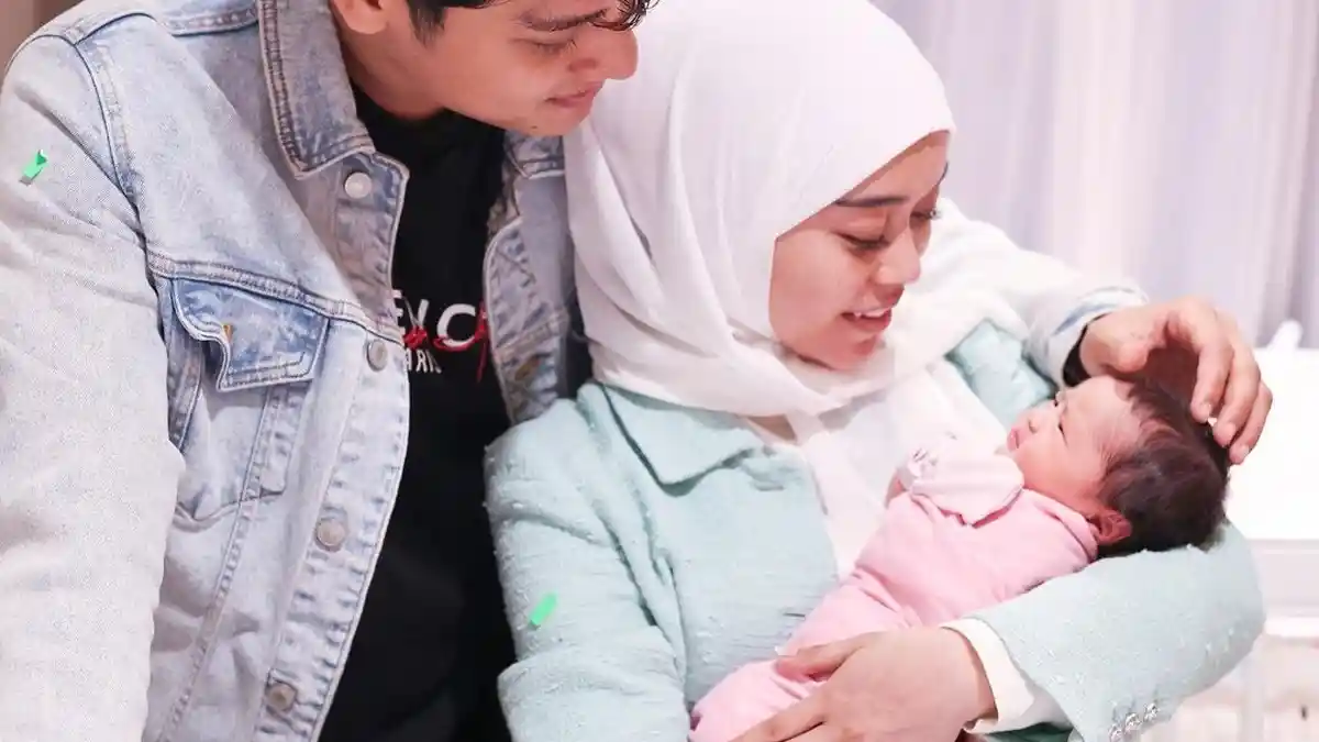 Ini Potret Kemesraan Rizky Billar dan Lesty Kejora Saat Menimang Bayi, Banyak Doa Baik Mengalir