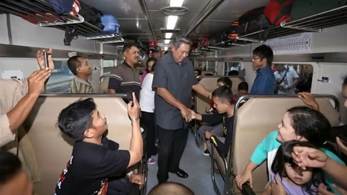 Kebayang Nggak, Sedang Naik Kereta Api Kelas Ekonomi, Muncul SBY di Lorong Gerbong!