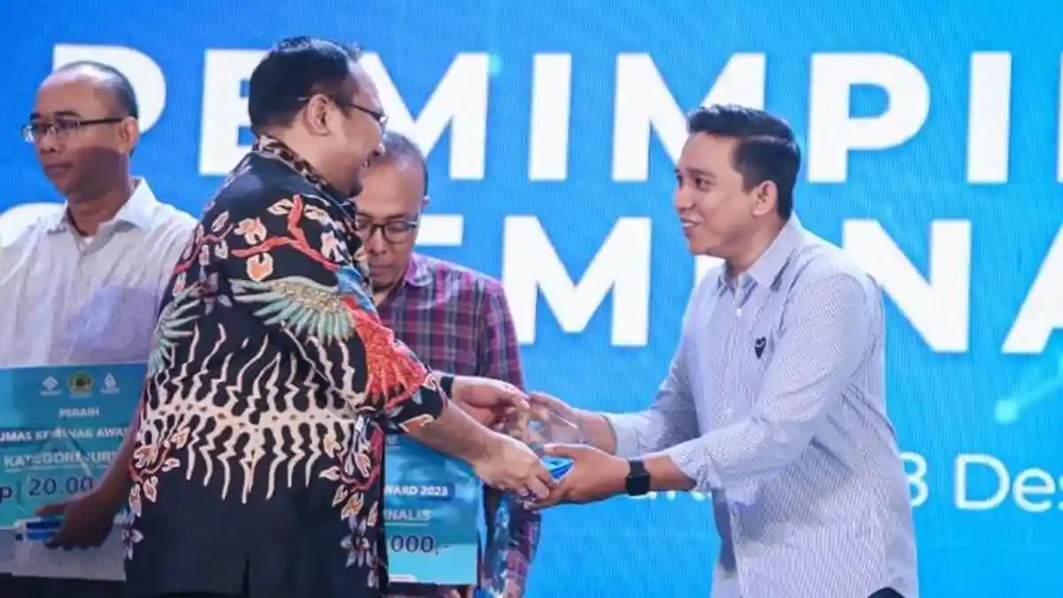 Jurnalis Harian Surya Terima Penghargaan Humas Kemenag Award 2023