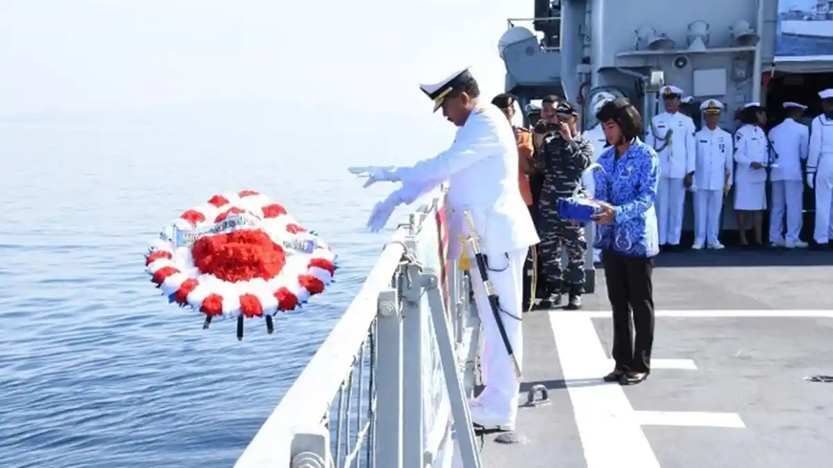 Lantamal VII Kupang Gelar Tabur Bunga di Laut Peringati Hari Pahlawan