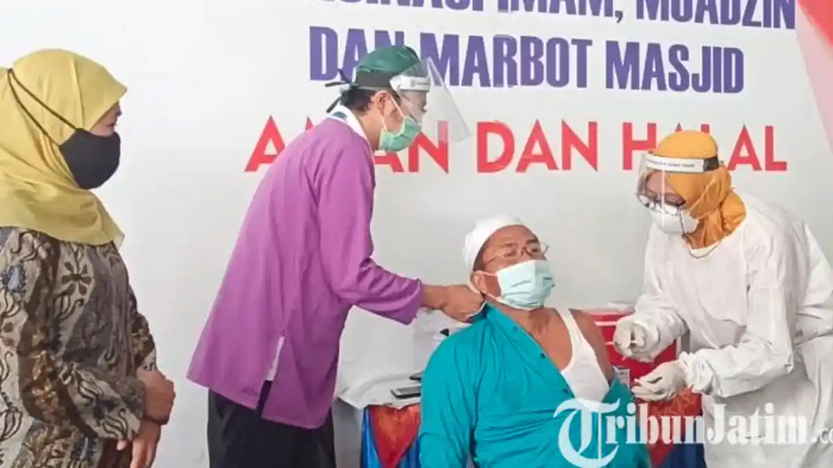 Gubernur Jatim, Khofifah Minta Bupati dan Walikota Percepat Vaksinasi untuk Imam dan Marbot