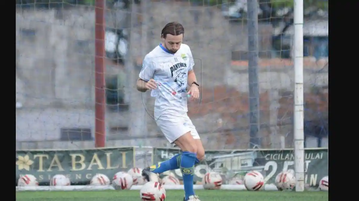 Marc Klok Tampak Kenakan Nomor Punggung Baru Saat Gabung di Latihan Perdana Persib