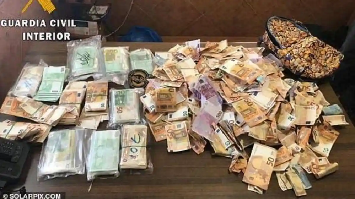 Temukan Uang Senilai Rp 3,8 Miliar Tercecer di Jalan, Reaksi Pengendara Motor Justru Tak Terduga