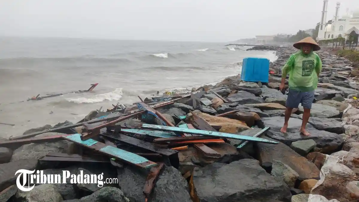 Video Kapal Nelayan Hancur Dihantam Gelombang di Pantai Padang