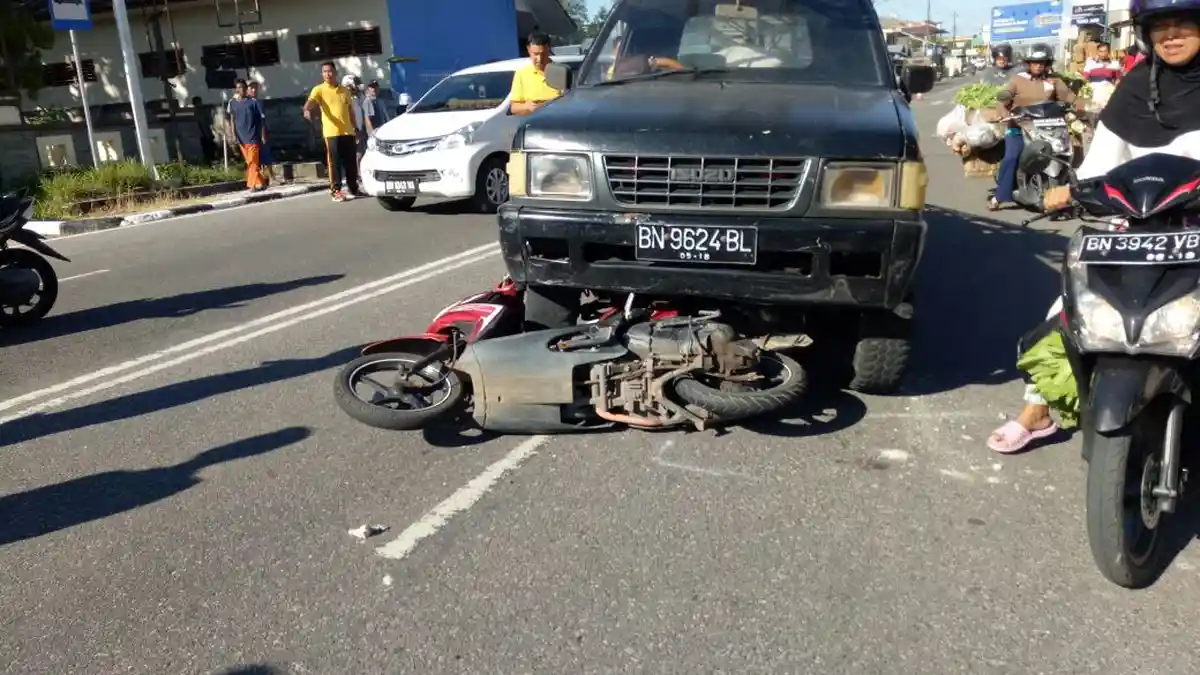 Tabrakan Depan Kantor Polisi, Motor Terseret Sejauh Tiga Meter Begini Kondisi Korbannya - kecelakaan_20170930_093812.jpg