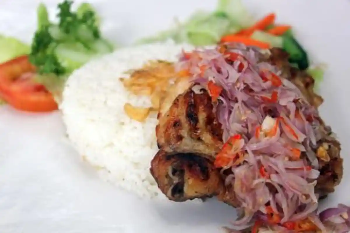 Lezatnya Ayam Bakar Sambal Matah Ala Santika Cirebon