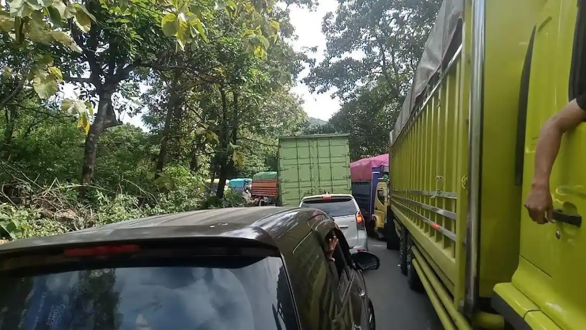 BREAKING NEWS: Macet Parah 3 Kilometer di Hutan Karaenta Maros, Pengendara Terjebak Berjam-jam