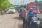 Antrean Kendaraan Mengular di SPBU Rote Ndao, Polisi Siaga