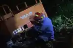 Aksi Petugas Damkar Angkat Motor Roda Tiga dari Empang Bojonggede Bogor, Butuh Satu Jam di Lokasi