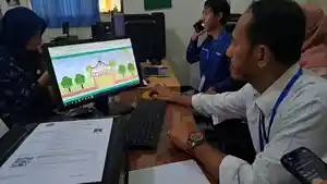 petugas-SPMB-Purwokerto-cek-server.jpg