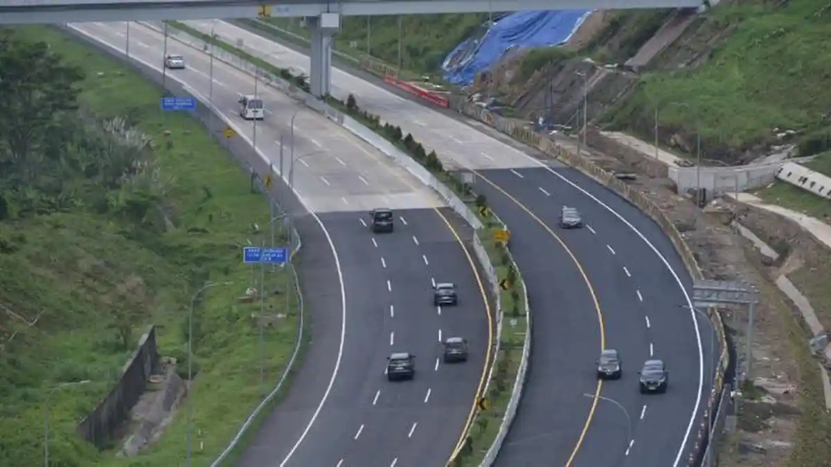 Lonjakan 5.080 Pemudik Warnai Tol Cisumdawu H-1 Lebaran, Laju Kendaraan Stabil