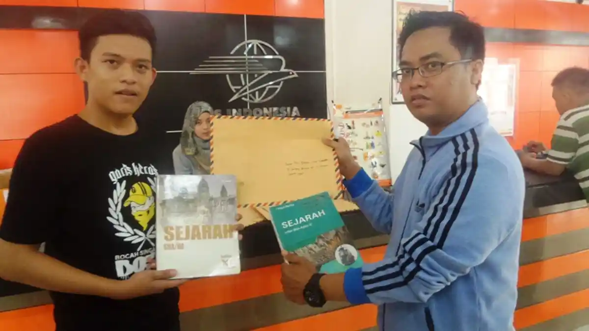 Suporter SFC Kirimkan Buku Pelajaran Sejarah untuk Menpora