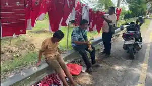 Seorang-warga-memilih-milih-baju-kaos-bola-timnas-Indonesia-yang-dijual.jpg
