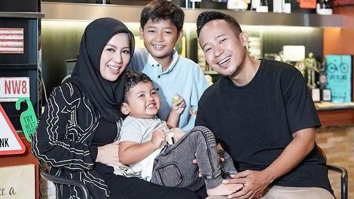 Denny Cagur Unggah Potret Kebiasaan Unik Anak Keduanya, Tidur Berdampingan dengan Sepedanya